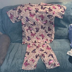 Fashion Nova Large giraffe print and butterfly 🦋 loungewear top and short set